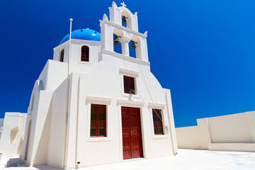 Fototapeta na wymiar Kościół Oia wsi na wyspie Santorini, Grecja