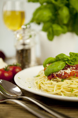 frische leckere Spaghetti mit Tomatensoße und Parmesan auf eine