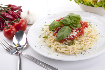 frische leckere Spaghetti mit Tomatensoße basilikum und Parmesa