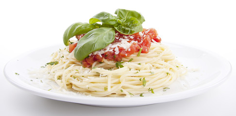 frische leckere Spaghetti mit Tomatensoße basilikum und Parmesa