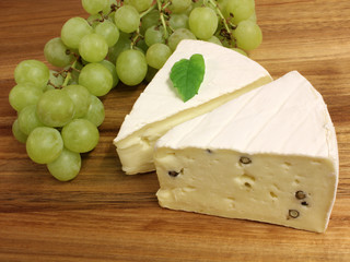 Käse und Weintrauben