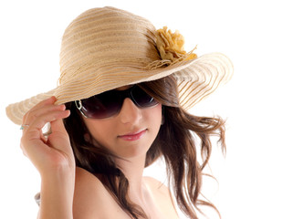 jeune femme avec chapeau de paille