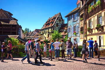 Scène urbaine dans la vieille ville de Colmar , Alsace (Fr).