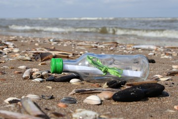 Flaschenpost am Strand