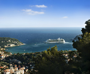 Fototapeta na wymiar Monako i Monte Carlo. Duży statek wycieczkowy