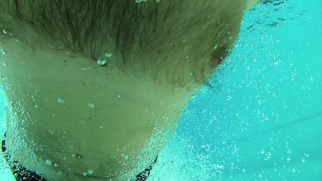 tuffo in piscina