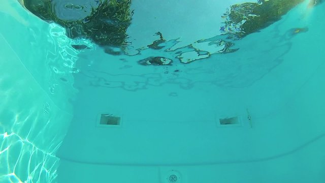 tuffo in piscina