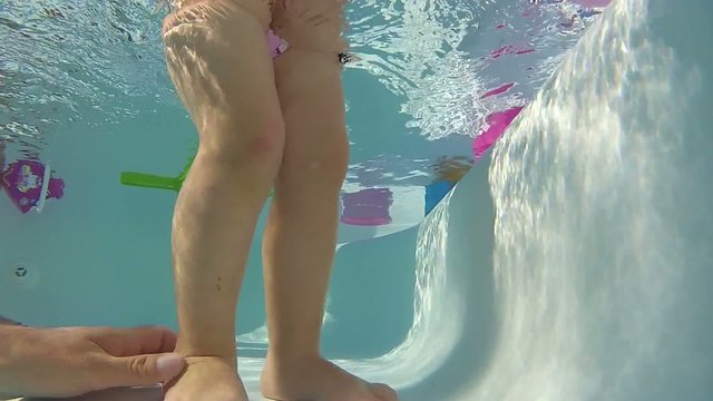 bimba in piscina