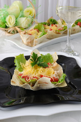 Basket, stuffed with chicken, tomatoes and cheese