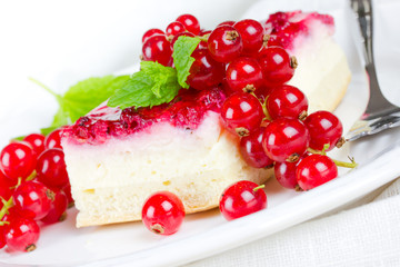 Käsekuchen mit frischen Johannisbeeren