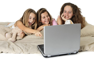 Trois jeunes filles regardant ordinateur
