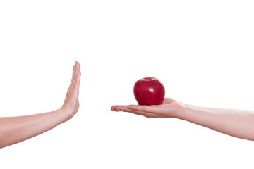 Hand lehnt einen Apfel ab