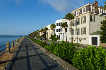 Fototapeta premium Zabytkowa East Battery w świetle poranka. Charleston, SC