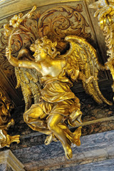 Fototapeta na wymiar Rysunek złotego anioła na dachu katedry katolickiej