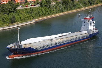 Frachtschiff mit Rotorblättern