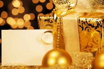 goldenes weihnachtsgeschenk mit geschenk karte