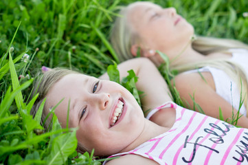 Obraz na płótnie Canvas Dwie dziewczynki cieszyć się świeżym trawa