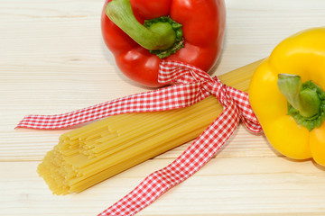 Zwei Paprika mit Spaghetti