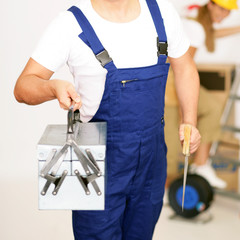 Handwerker mit Werkzeugkoffer