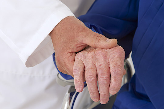 Hôpital - Tenir la main d'une personne âgée