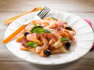 salad with shrimp tomatoes and black olives