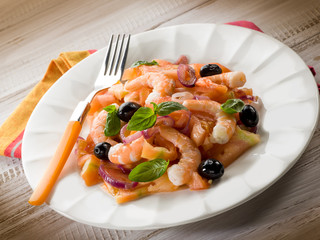 salad with shrimp tomatoes and black olives