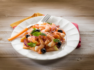 salad with shrimp tomatoes and black olives