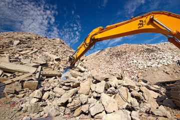 Demolition waste recycling site and excavator boom - 44197527