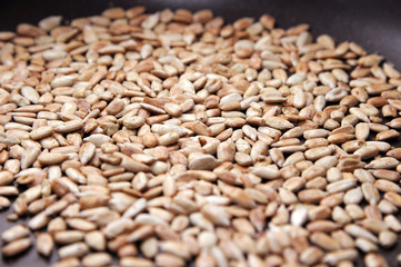 Sonnenblumenkerne in Röstpfanne