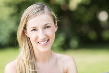 Naklejka premium Hübsche Frau im Park