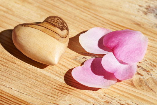 Herz mit Rosenblättern