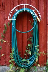 aufgehängter Gartenschlauch