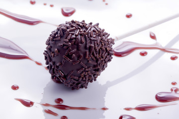 Kirsch Cakepop mit Schoko Streusel