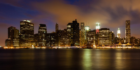 Fototapeta na wymiar Manhattan Skyline w nocy z Brooklyn Bridge Park