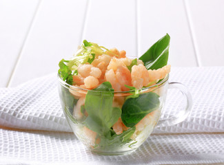 Shrimps with salad greens
