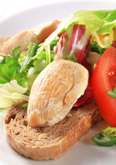 Chicken breast with green salad and bread