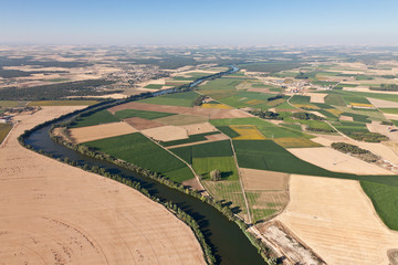 Vista aérea del Rio Duero a su paso por Valladolid - obrazy, fototapety, plakaty
