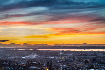 Fototapeta premium Sunset over the bay in Edinburgh