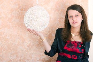 Naklejka premium girl sitting near a white sphere