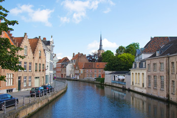 Fototapeta na wymiar Flamandzka domów i kanał w Brugge, Belgia