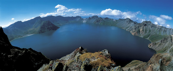 the crater lake on the top of Mt. Baekdu - obrazy, fototapety, plakaty