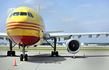 Obraz premium Flugzeug am Flughafen