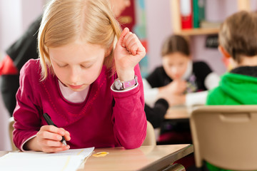 Schulkinder und Lehrerin lernen an der Schule