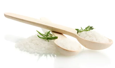 Keuken foto achterwand Specerijen zout in lepels met verse rozemarijn en tijm geïsoleerd op wit