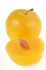 Prune jaune entière et coupée