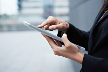 Zeigefinger auf Tablet Computer