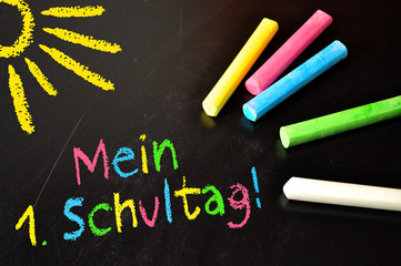 Tafel mit bunter Kreide und 1. Schultag