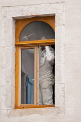 Peintre derri&egrave;re la fen&ecirc;tre