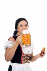 junge hübsche Frau im Dirndl mit Bier und Brezn