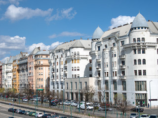 Fototapeta na wymiar Budynki na Dunaju W Budapeszcie